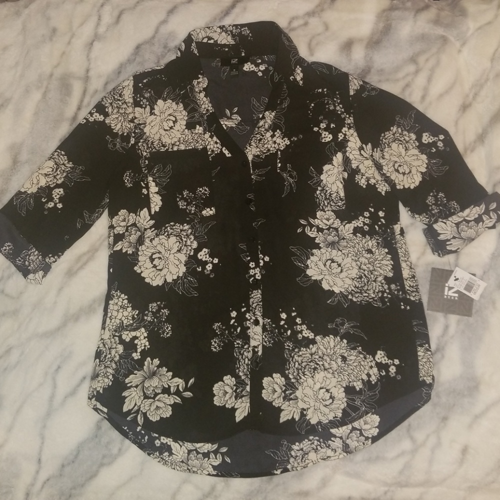 NWT Cute IZ Byer Black & White Pattern Top!